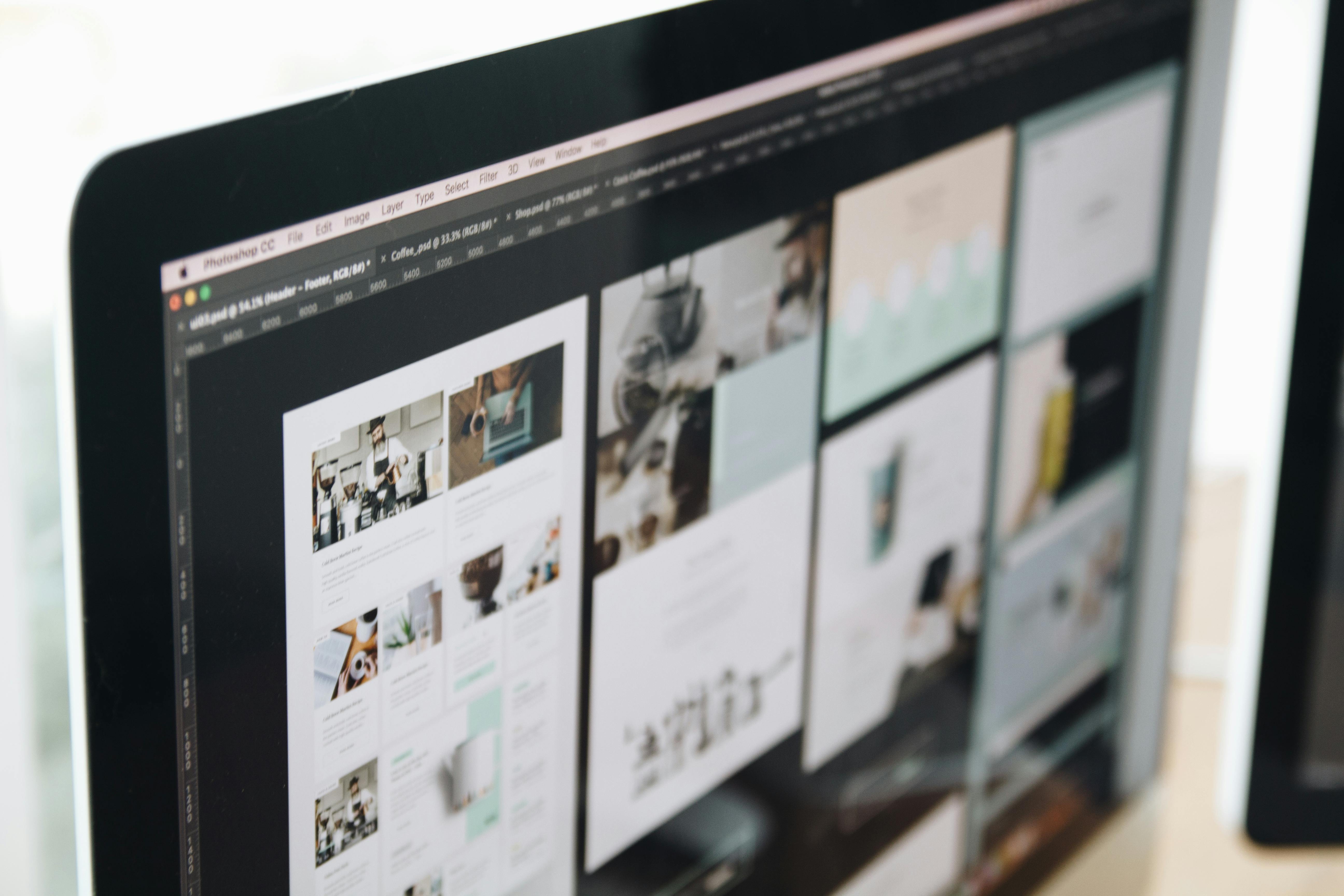 Écran d’ordinateur affichant la maquette d’un site web avec plusieurs images et blocs de contenu.