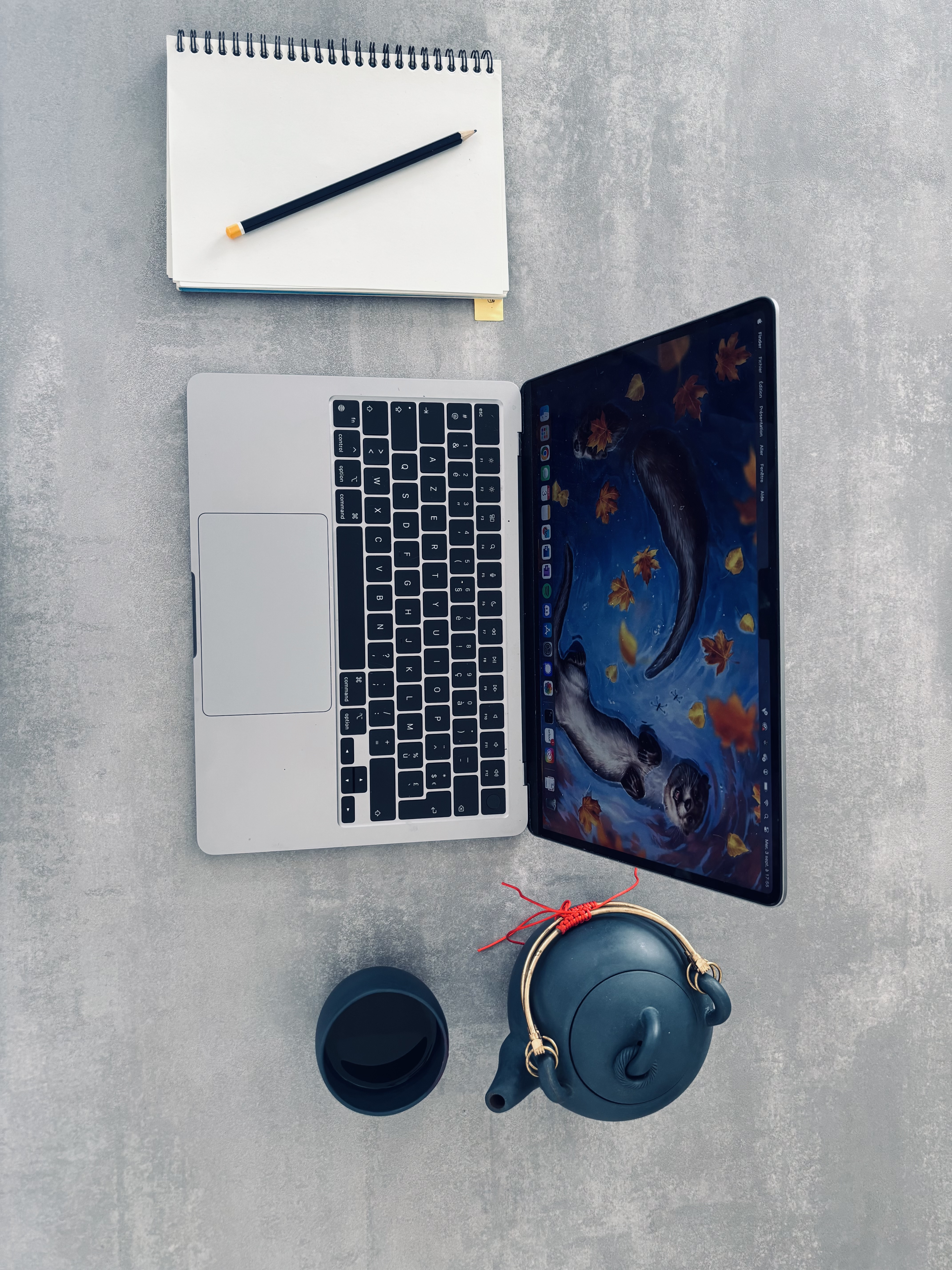 Ordinateur portable, une théière et une tasse et un carnet de note vierge