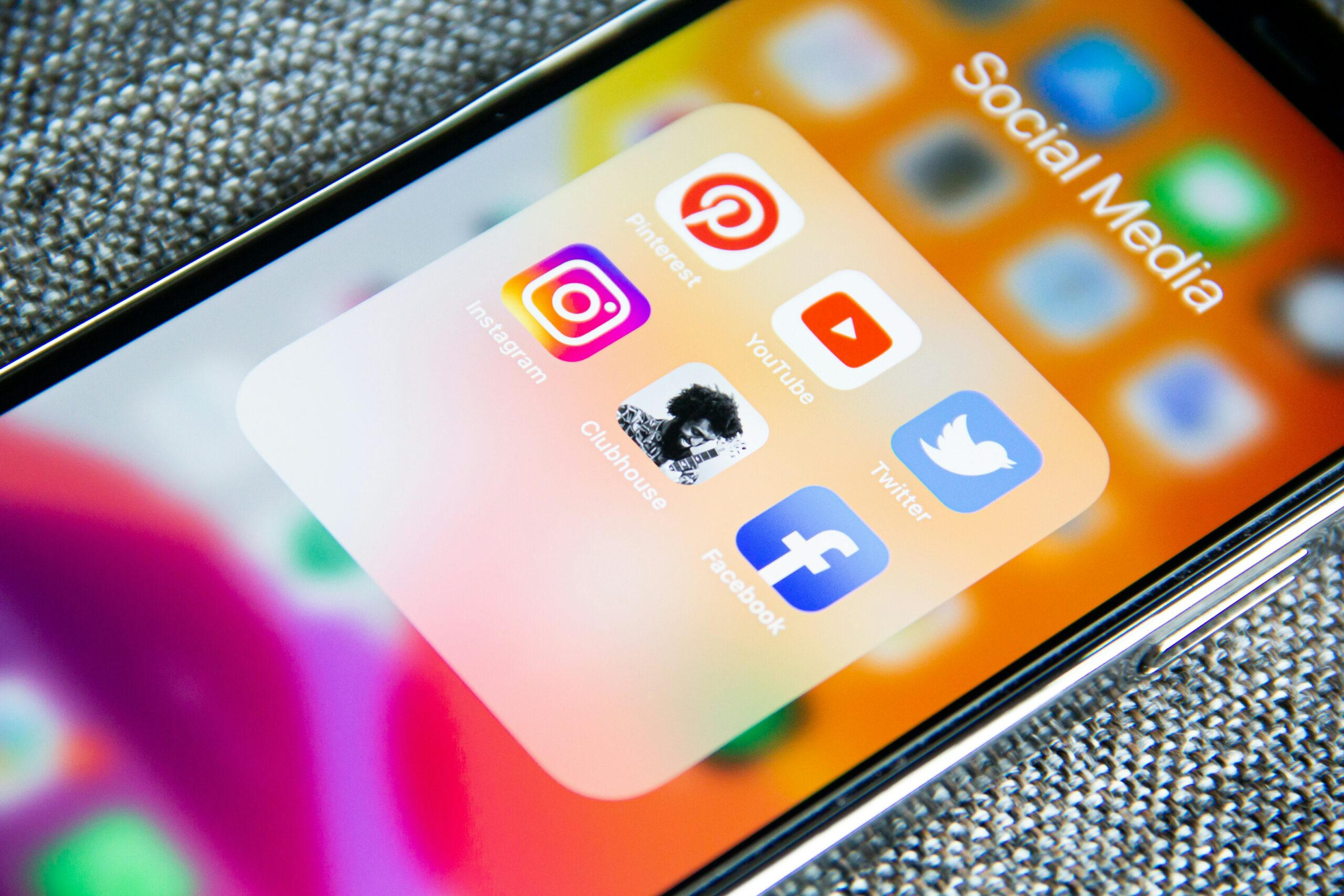 Photo d'un téléphone montrant les icônes de divers applications de réseaux sociaux