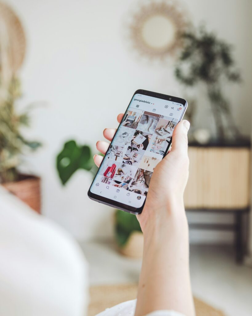 Photo d'un téléphone portable ouvert sur l'application instagram